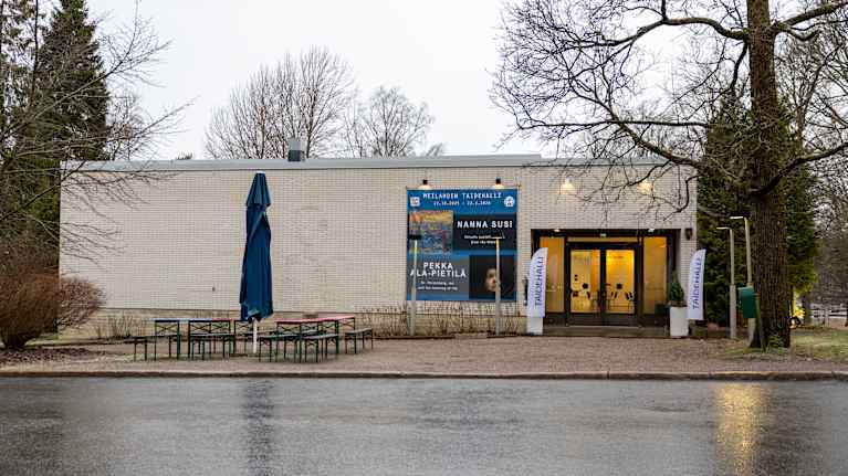 Meilahden taidehalli ulkoa.