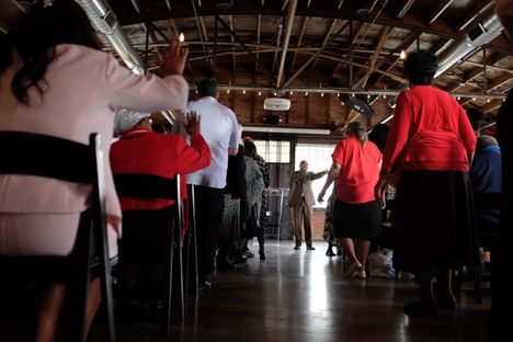 Uutuusdokumentissa sukelletaan erikoiseen vyyhtiin, jonka mukaan tosi-tv-tähti Mary Cosby johtaisi kulttia.