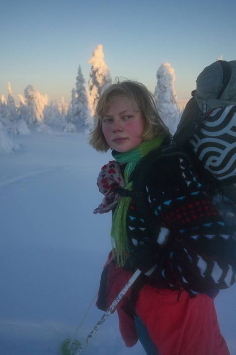 Metsäaktivisti Ida Korhonen hiihti Aalistunturin yli hakkuualueelle tammikuussa 2023.