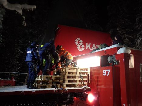 Elokapinan aktivistit kytkivät itsensä kaivosyhtiön syväkairauskonttiin Viiankiaavalla Sodankylässä maaliskuussa 2024. Poliisi irrotti mielenosoittajat kontista.