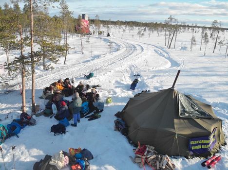 Mielenosoittajat leiriytyivät Viiankiaavalla kaivosyhtiön syväkairauskontin (taustalla) läheisyyteen keväällä 2024.