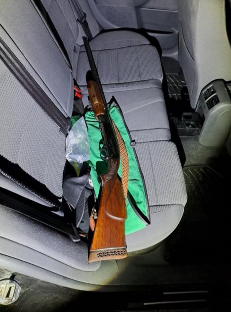 Haulikko kuvattuna Sirviön auton takapenkillä.