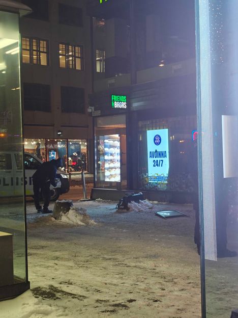 Poliisi tutki jotain maassa olevaa.