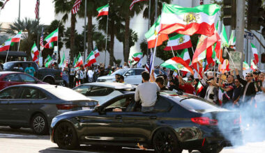 Mielenosoittajat heiluttavat Iranin lippua, jossa on leijona – tätä se tarkoittaa | Ulkomaat