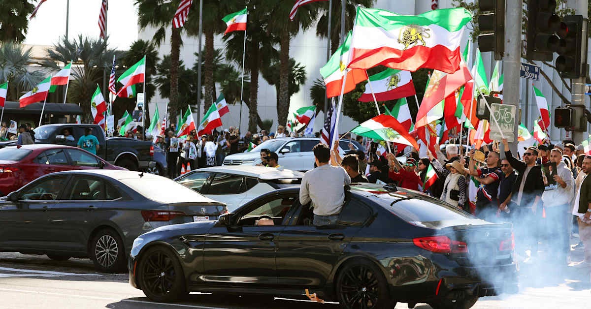 Mielenosoittajat heiluttavat Iranin lippua, jossa on leijona – tätä se tarkoittaa | Ulkomaat