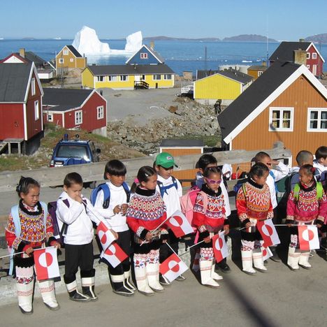 Kansallispukuisia grönlantilaislapsia.