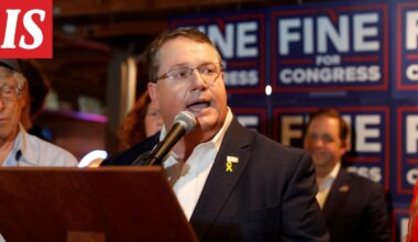 Pekka Toveri vastaa viestipalvelussa kongressiedustajalle Grönlannista napakasti