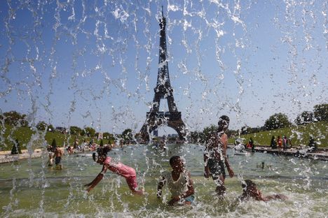 Ihmiset vilvoittelevat vedessä Ranskan pääkaupungissa Pariisissa.