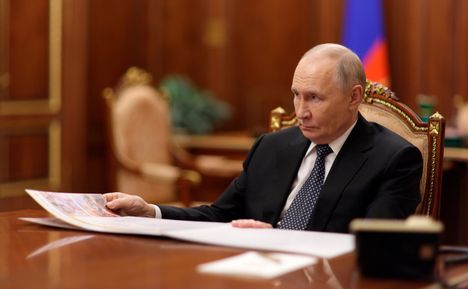 Vladimir Putin näyttää pyörittelevän länttä mennen tullen mielensä mukaan.