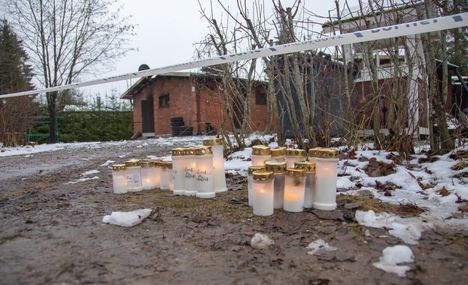 Kynttilät syttyivät uhrien muistolle palaneen talon edustalla viime joulukuussa.