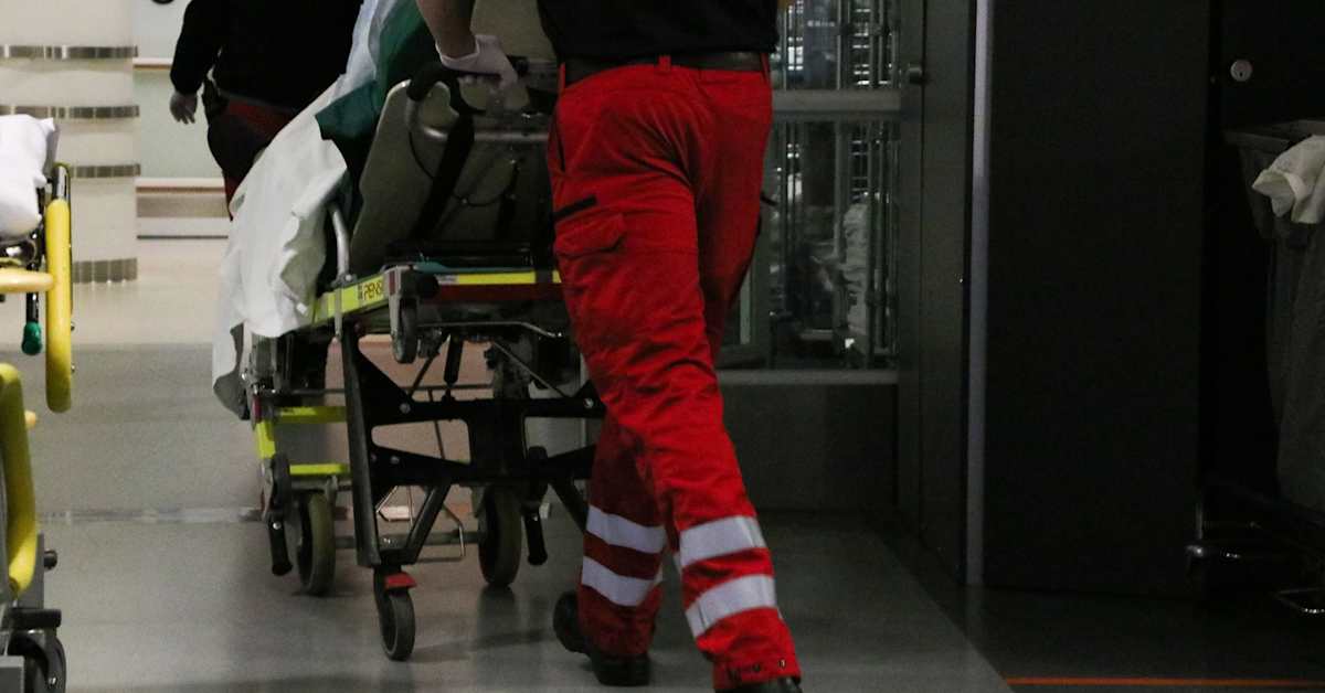 Potilas putosi portaikossa ja kuoli – Otkes tutkii harvinaista ensihoidon onnettomuutta | Uutisia lyhyesti