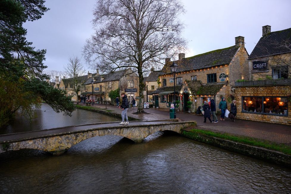 Sateisena joulukuun päivänä Bourton-on-the-Water-kylässä mahtuu liikkumaan. Kesällä turistien suosikkikohde on tukossa.