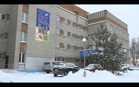 Novokuznetskin synnytyssairaalan numero 1 ulkoseinässä on kuva, joka hehkuttaa onnellista perhettä.