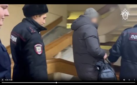 Venäläiseen tapaan synnytyssairaalan lääkäri vietiin kuulusteluihin niin, että hänet oli kiinnitetty käsiraudoilla yhteen saattueessa mukana olleen poliisin käteen.