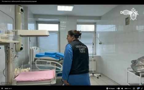 Tutkintakomitean edustaja kuvattuna Novokuznetskin synnytyssairaalan numero 1 sisätiloissa. Sairaala on nyt suljettu karanteenin ja desinfioinnin vuoksi.