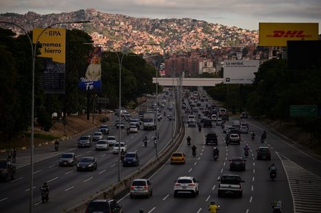 Venezuelassa eletään nyt epävarmuuden aikoja, sillä Yhdysvaltain operaation seuraukset eivät ole vielä täysin selvinneen kansalaisten kannalta. Kuva on otettu Caracasissa maanantaina.