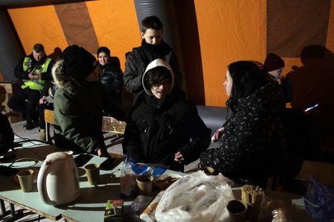 Kiovassa on eletty pian neljä vuotta sodan keskellä. Tiistaina paikalliset lämmittelivät ja latasivat laitteitaan teltassa, jonka tarkoituksena on auttaa kansalaisia selviämään Venäjän iskujen aiheuttamien sähkö- ja lämmityskatkojen aikana.