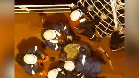 Saarion mukaan tarvittiin ammattitaitoa ja onnea, että hän pääsi turvallisesti laivan kannelle.