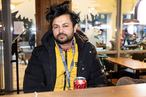 Liton Hossain työskentelee lähettinä Foodoralla ja Woltilla. Hän odottaa toisten lähettien lailla uuden toimijan, Uber Eatsin, tuloa Suomeen.