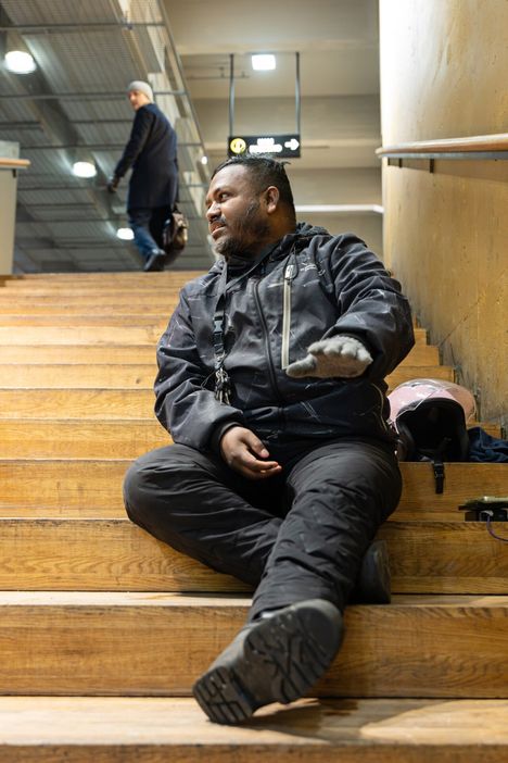 Shairaj Ahmed työskentelee Woltille ”renkinä” eli tilin omistaa joku muu. Omistaja ottaa välistä vaihtelevan prosenttiosuuden kuljetuspalkkioista. Ahmed toivoo saavansa oman tilin Uber Eatsiltä.