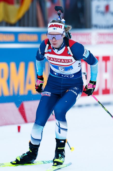 Suvi Minkkisen on noussut hiihtovauhdissa jo lähelle kiertueen kärkeä. Ampumapaikalla hän on koko lajin eliittiä.