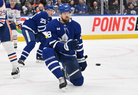 Jani Hakanpää sai vielä polvivammansa jälkeen viime kaudeksi yksivuotisen sopimuksen Torontoon, muttei pystynyt pelaamaan kuin kaksi NHL-ottelua kauden aikana.