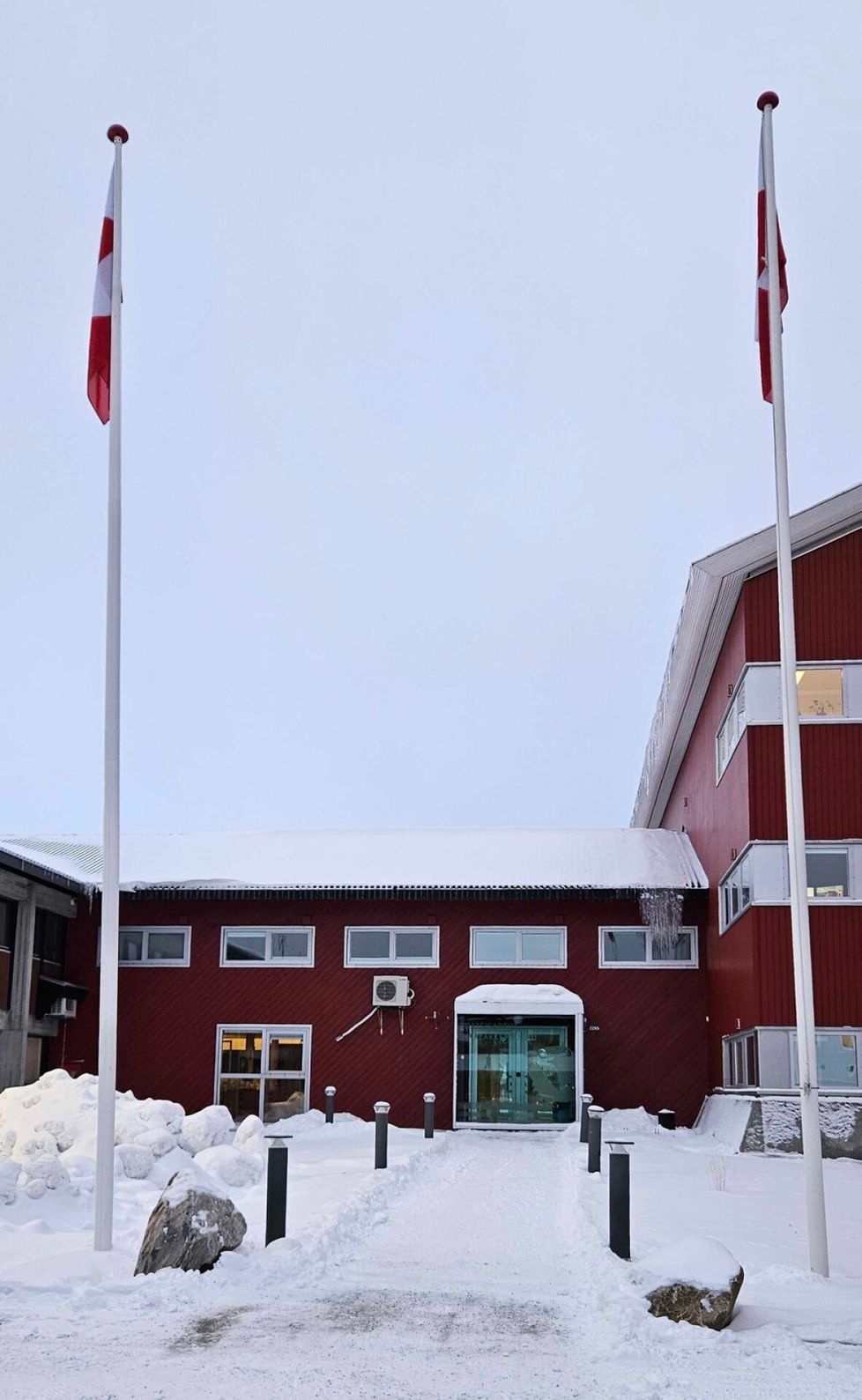 Grönlannin parlamenttitalon sisäänkäynti Nuukissa.