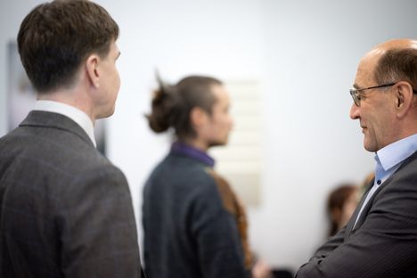 Aamulla ensimmäisestä istunnosta poistettu Jussi Kumpula, Metsähallituksen Metsätalous oy:n entinen toimitusjohtaja, oikealla. Vasemmalla Metsäthallituksen juristi Timo Mäenpää. Keskellä takana Olli Holmén, yksi vastaajista.