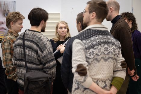 Vastaajia edustava juristi Tuuli Talvinko (takana keskellä) ja aktivistit odottamassa istunnon jatkumista.