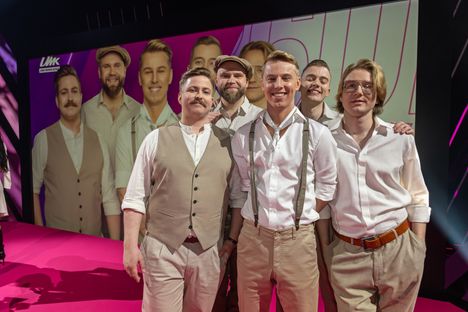 Komiat-yhtyeeseen kuuluvat basisti Juho Eskola (vas.), harmonikansoittaja Antero Linden, laulaja Aleksi Yli-Sissala, rumpali Eero Nummela ja kitaristi-laulaja Samuel Järvinen.