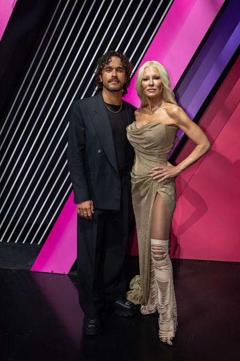 Laulaja Pete Parkkonen ja viulisti Linda Lampenius kilpailevat UMK:ssa duona kappaleella Liekinheitin.