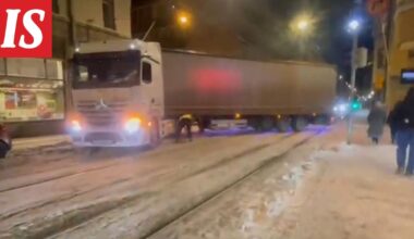 Rekka jäi jumiin ratikkakiskoille keskellä Helsinkiä