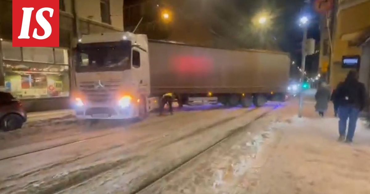 Rekka jäi jumiin ratikkakiskoille keskellä Helsinkiä