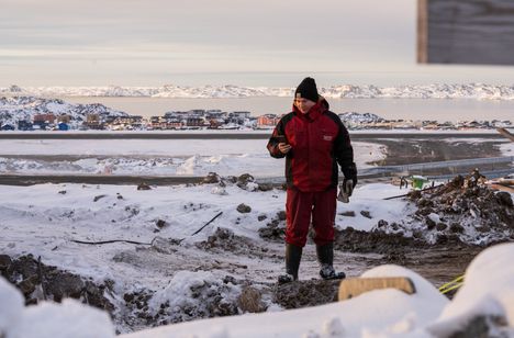 Roland luki työmaalla Nuukin lentokentän edustalla kännykästään uutisia Valkoisen talon neuvotteluista.