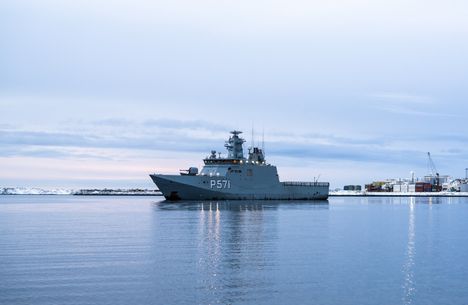 Tanskan laivaston vartiolaiva HDMS Ejnar Mikkelsen saapui keskiviikkoyönä Nuukin edustalle.