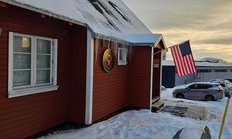 Yhdysvaltain konsulaatti Nuukissa sijaitsee aivan näköetäisyydellä Tanskan joukkojen päämajasta.