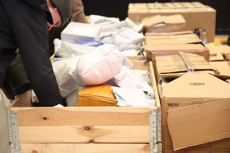 Paketteja sai tunnustella ja hypistellä mysteeripakettien kaupassa.