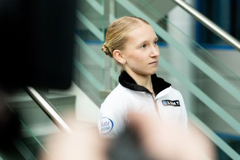 Iida Karhunen luistelee ensimmäistä kauttaan aikuisten sarjassa.