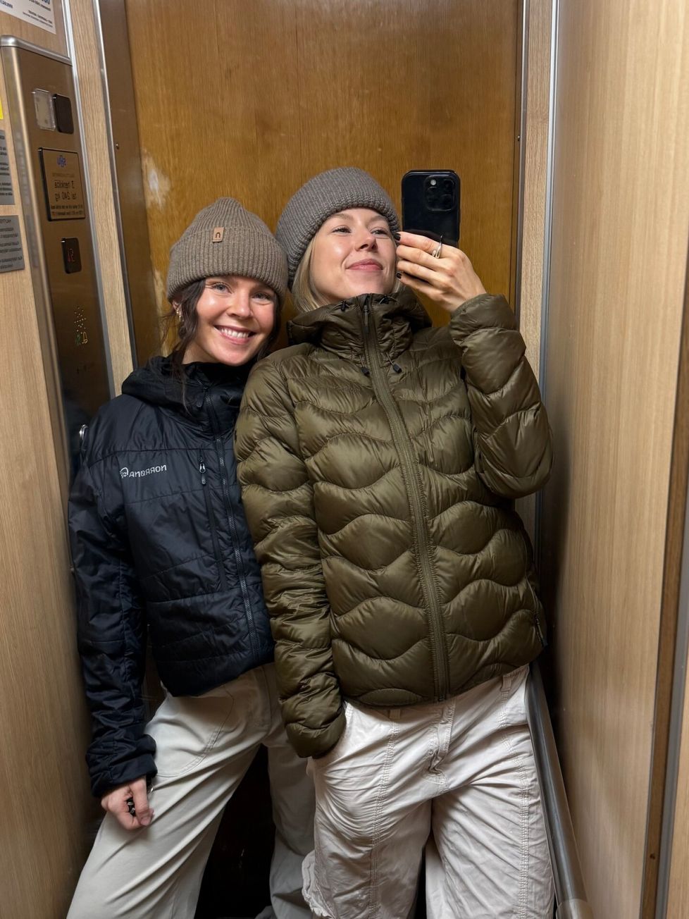 Roosa ja Johanna ovat molemmat kotoisin Espoosta. He muuttivat Helsingistä takaisin lapsuudenmaisemiin.