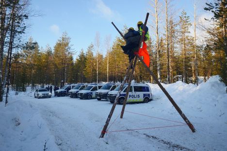 Poliisi otti kiinni useita mielenosoittajia paikalta ja sakotti niskoittelusta.