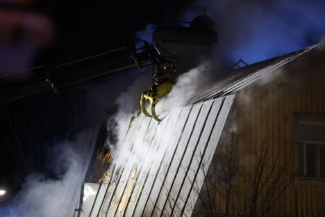 Talon kattoa jouduttiin avaamaan koura-autolla.