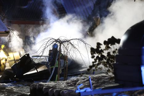 Palosta levisi runsaasti savua.