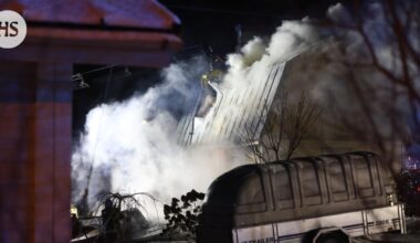 Puutalo tulessa – kaksi koiraa ja asukas pelastettu