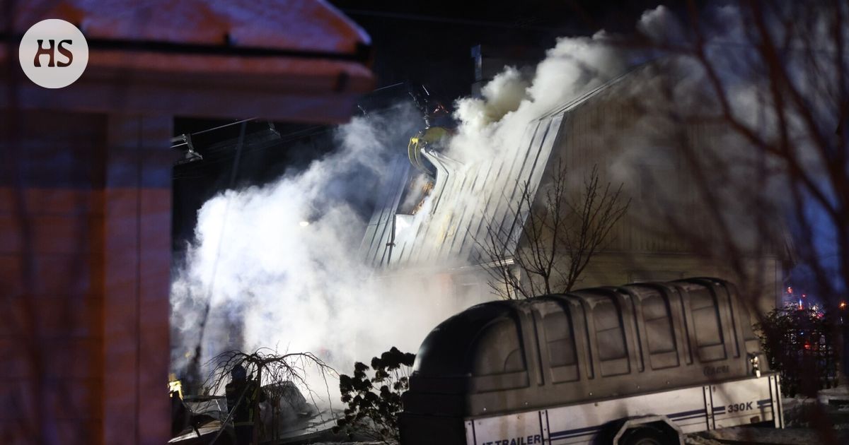 Puutalo tulessa – kaksi koiraa ja asukas pelastettu