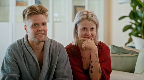 Parilta kysytään ohjelmassa, että nukkuivatko he yön lusikassa. – Kyllä joo, oltiin lähekkäin, Tinna ja Tino kuvailevat.