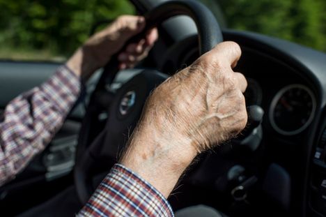 Marjaana kävi pitkän taistelun ajokortista isänsä kanssa. Kuvituskuva.