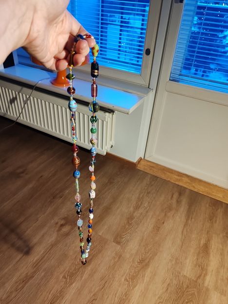 Murano-lasista tehty, 120 cm pitkä helminauha varastettiin ja palautettiin.