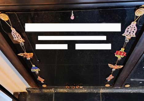 Tyttären hautalaattaa koristavat nyt nämä muistoesineet. Tyttären nimi ja syntymäaika piilotettu Ilta-Sanomien toimituksessa.