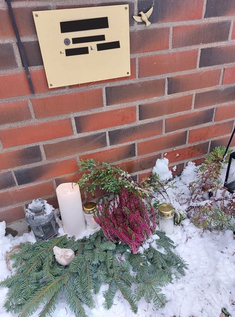 Marin äidin hautakivestä varastettiin pikkulottamerkki. Nimi ja syntymäaika on mustattu Ilta-Sanomien toimituksessa.