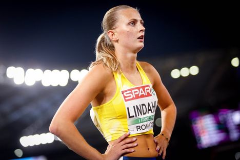 Nora Lindahl juoksi Ruotsin väreissä alle 20-vuotiaiden EM-kultaa 2023 ja alle 23-vuotiaiden EM-pronssia 2025. Hän pinkoi mitalinsa 200 metrillä. Kuva Rooman EM-kisoista 2024, jolloin Lindahl juoksi 200 metrillä välieriin saakka.
